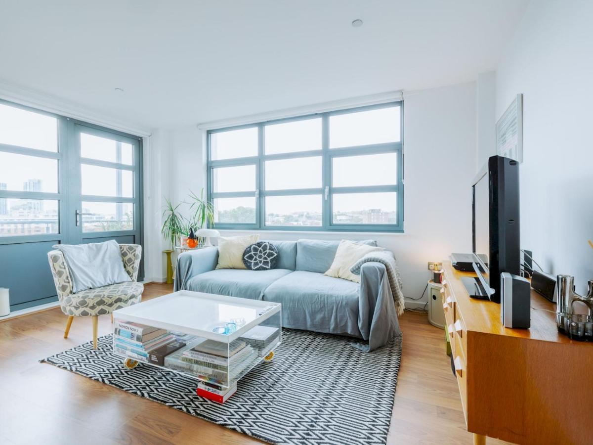 Pass The Keys Location Flat Near Old St And Dalston Overlooking Rosemary Park And Regents Canal Londen
